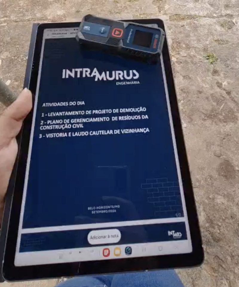 Scanner de parede Bosch sobre um tablet com o roteiro de vistoria da Intramurus, em campo
